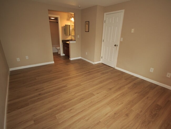 Building Photo - BEAUTIFULLY REMODELED INTERIOR