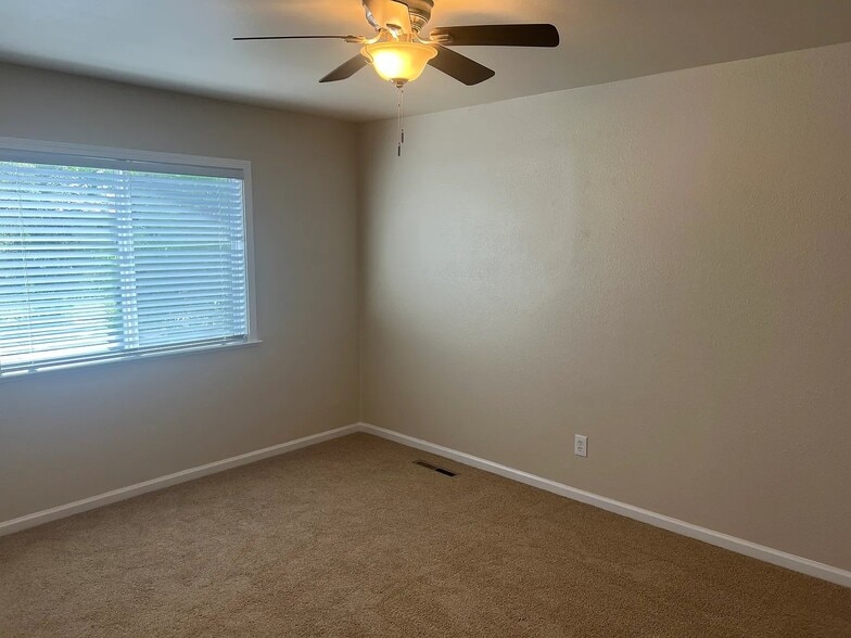 Building Photo - 1219 Burbank Ave