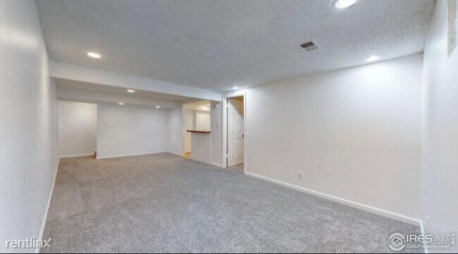 Building Photo - 4 br, 4 bath Townhome - 2814 S Kenton Ct