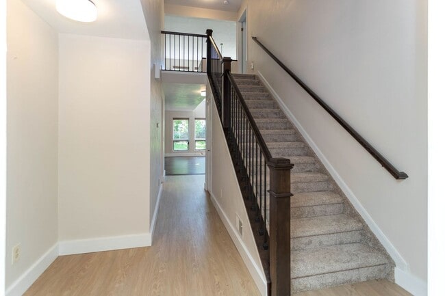 Building Photo - Beautiful Townhome in Central Colorado Springs!