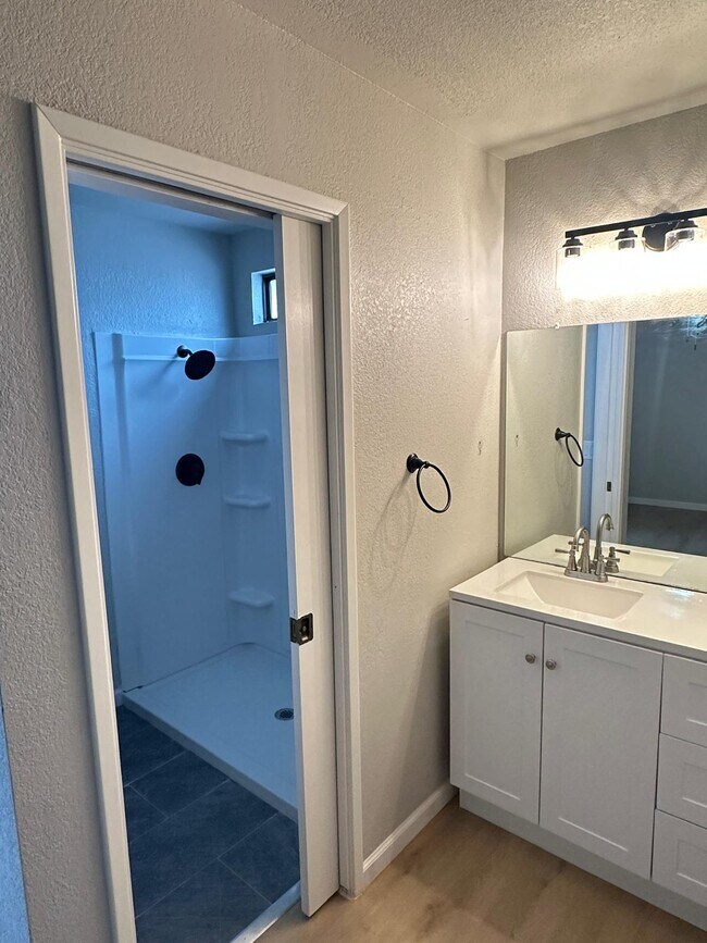 Building Photo - 900 Grandview Cir