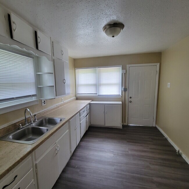 Building Photo - 3 Bedroom Southeast home