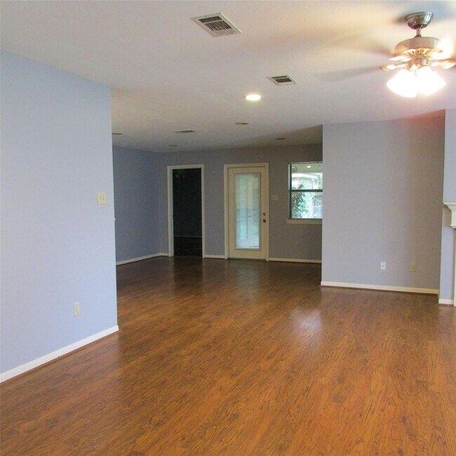 Building Photo - 2232 Azalea Cir