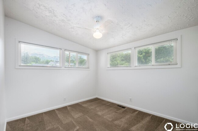 Building Photo - 6809 S Meadow Downs Way