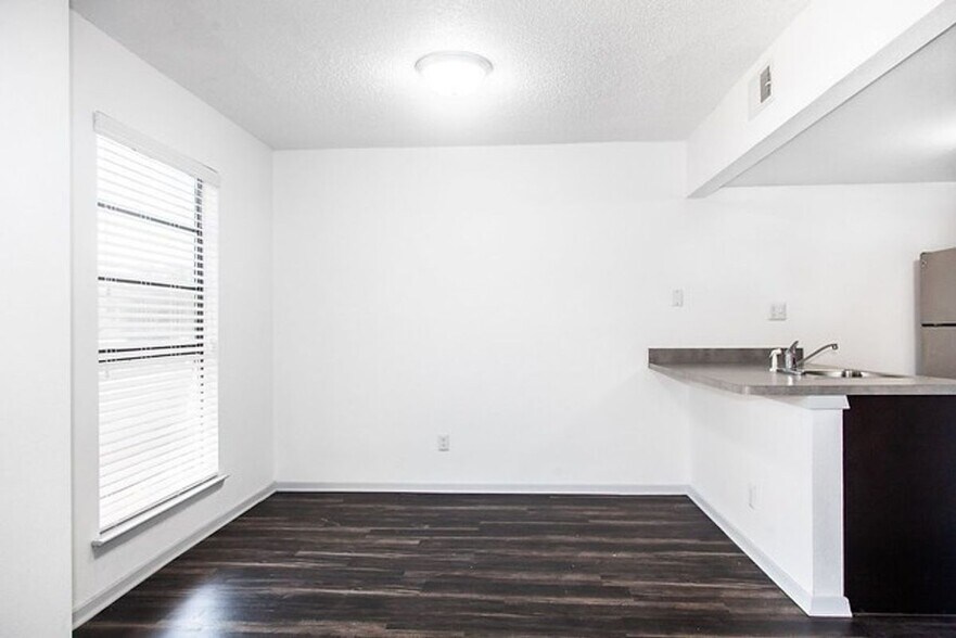 Building Photo - 8033 Gessner Dr