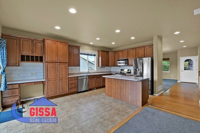 Building Photo - Beautiful ranch style home available to mo...