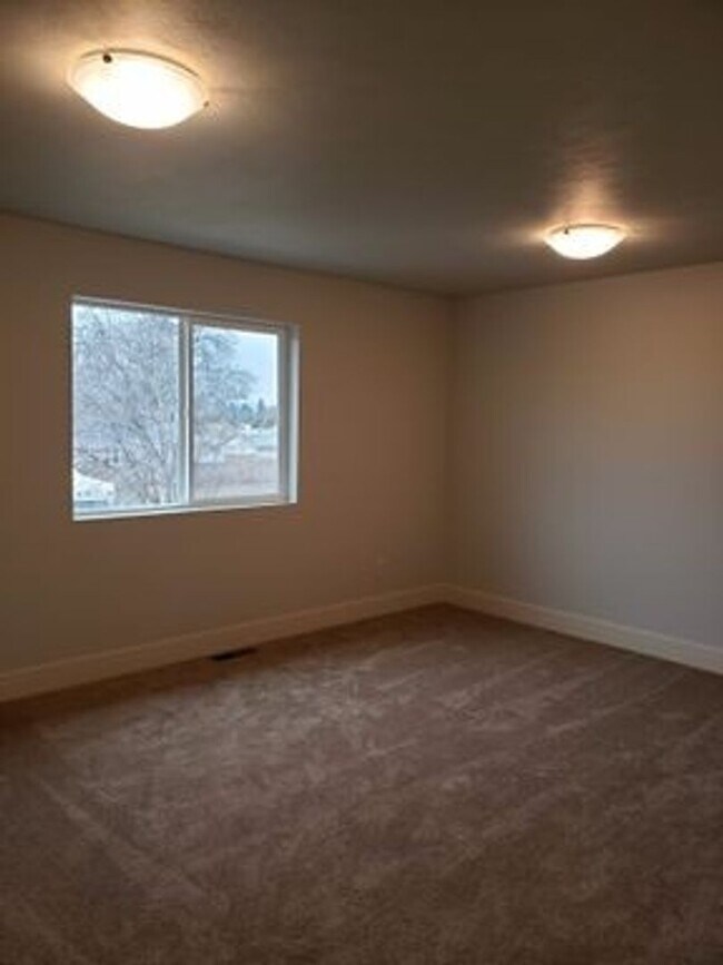 Building Photo - Lease Up- Custom Spokane Duplex