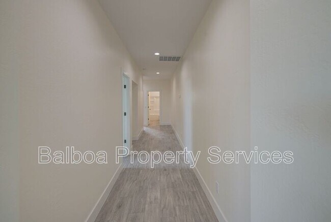 Building Photo - 212 2nd Ave E