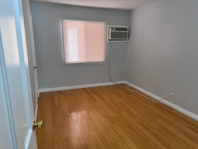 Bedroom - 1850 N Hollywood Way