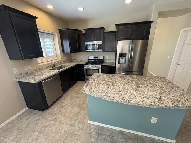 Building Photo - 4 bedroom plus Den 3 car garage with sparkling pool Vail School District
