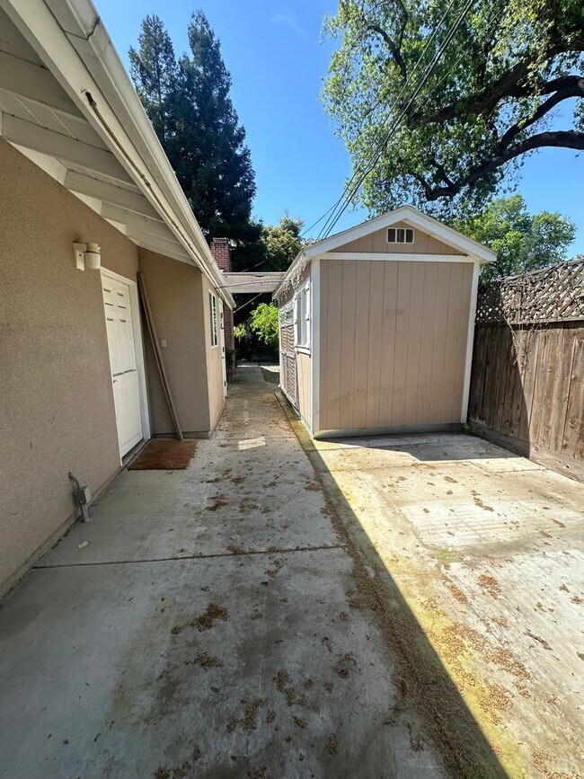 Building Photo - Spacious home in Green Acres coming soon!