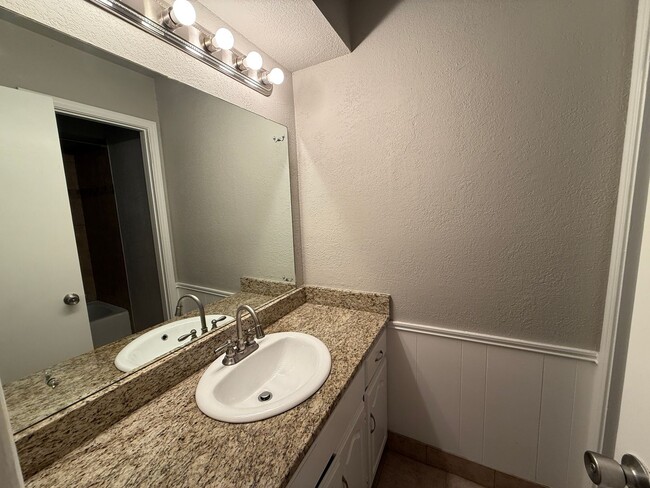 Building Photo - 4 Bedroom, Vinyl Flooring House, Large Yar...