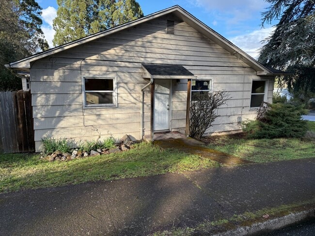 Building Photo - Updated 2 bedroom 1 bath duplex in Eugene!