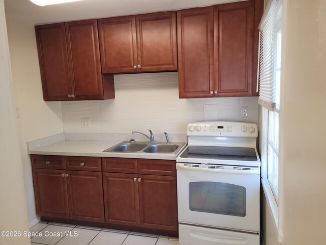 Building Photo - 807 E Azalea Ct