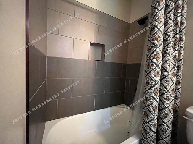 Building Photo - BEAUTIFUL 3 BEDROOM 2 BATHROOM HOME IN PEORIA