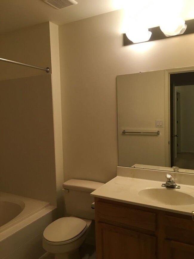 Building Photo - 3 bed 2.5 bath Townhouse - Mount Laurel