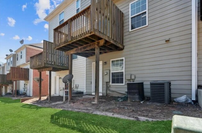 Building Photo - 2200 Landing Walk Dr