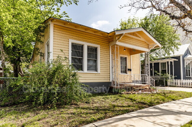 Building Photo - 323 Barrera St