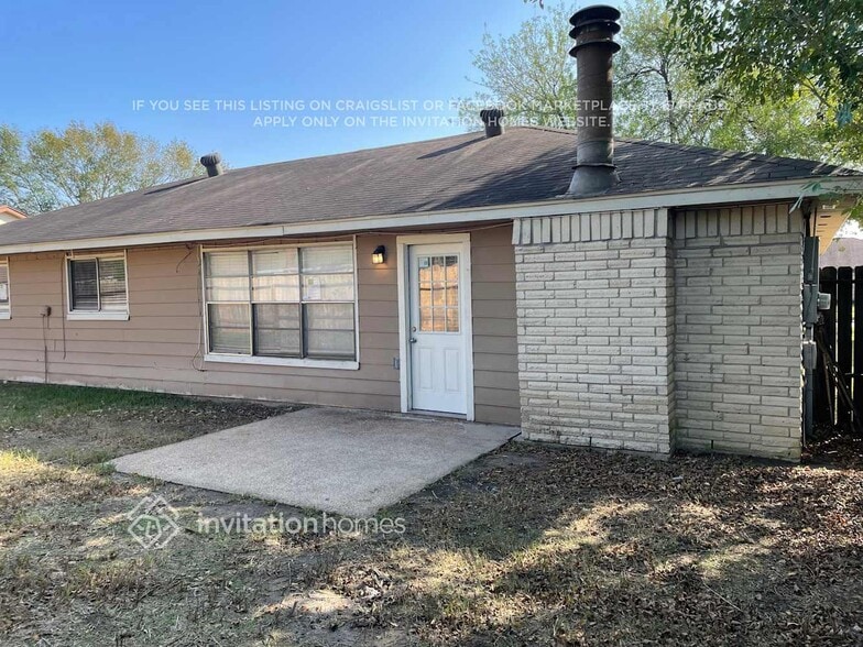 Building Photo - 14234 Montaigne Dr