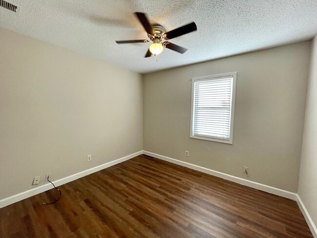 Building Photo - Section 8 Approved 3bedroom