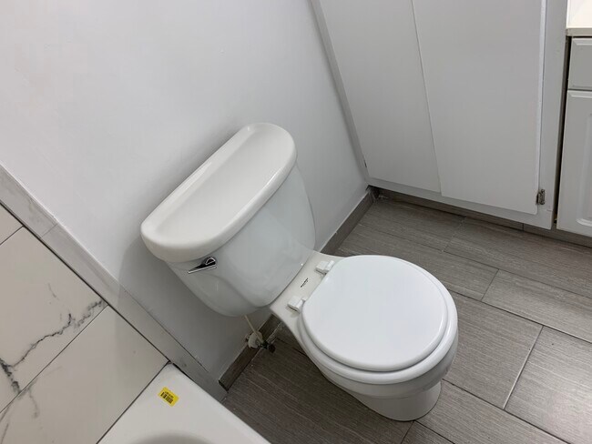 bath#1 - 3877 Herschel St