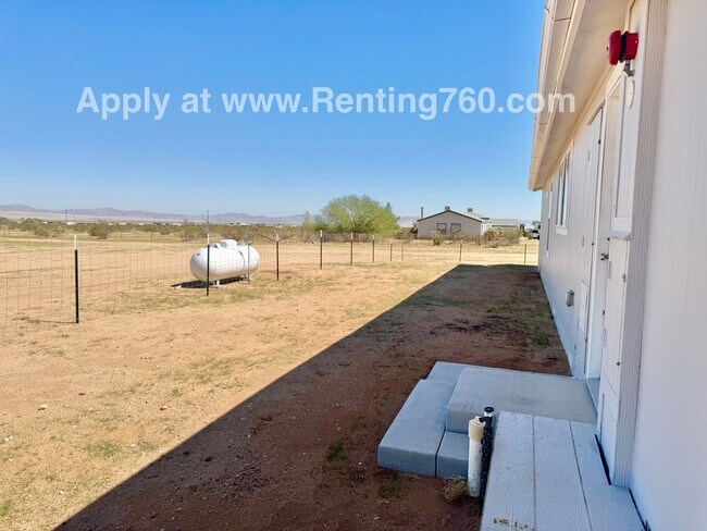 Building Photo - Huge 4 Bedroom Home!!