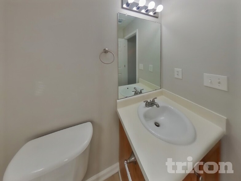 Building Photo - 636 Christina Pl