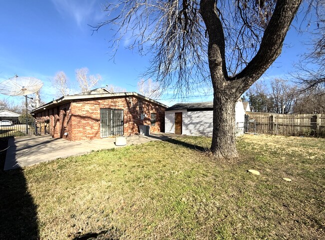 Building Photo - 1800 SW 15th St