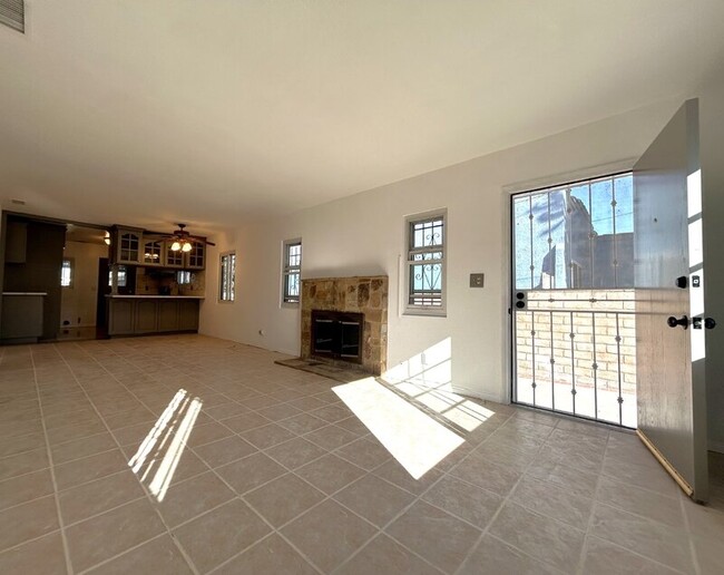 Building Photo - 439 W Buckthorn St