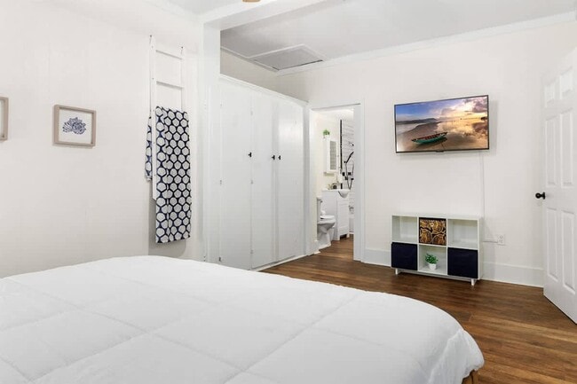 Building Photo - 713 1/2 Johnson Ave