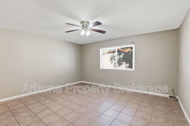Building Photo - 2192 E Balboa Dr
