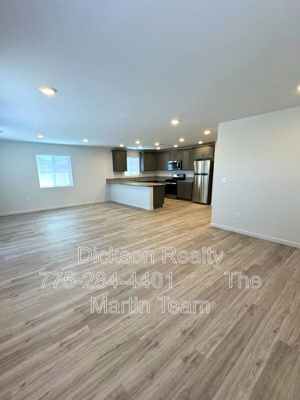 Building Photo - 501 Paradise Vly Rd