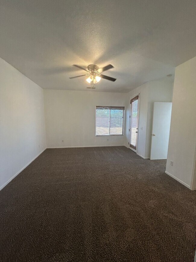 Building Photo - Great location on this split floorplan 3 b...