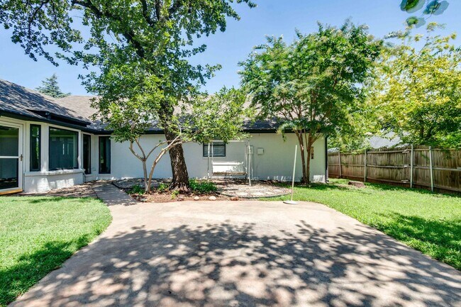 Building Photo - WALK JUST 2 BLOCKS TO EDMOND MEMORIAL – AV...