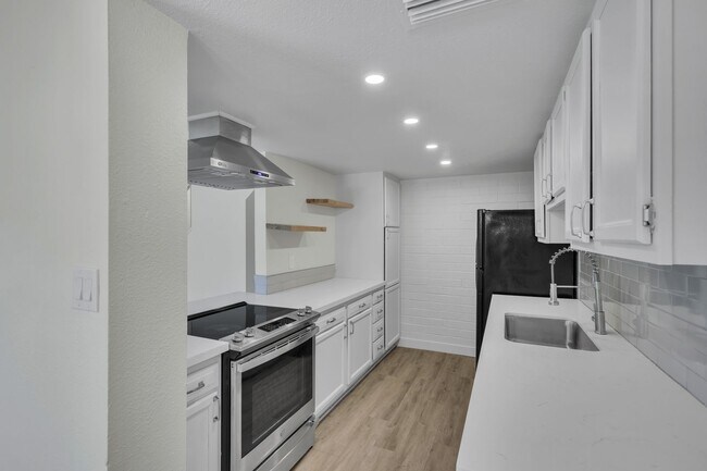 Building Photo - 3-1