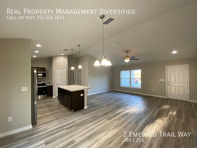 Building Photo - 2 Emerald Trail