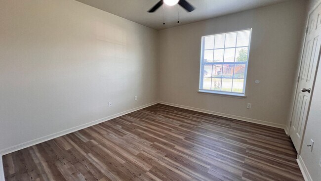 Building Photo - Newly Remodeled 4 Br 2 Bath off Stan Schlu...