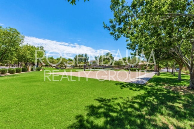 Building Photo - Stylish 3-story townhome in The Gardens Co...