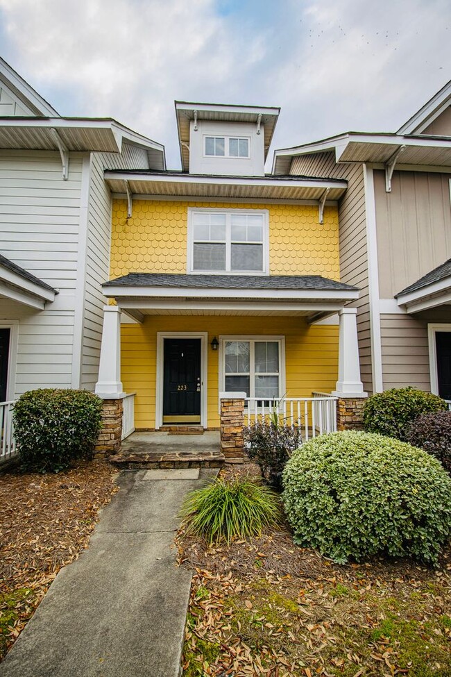 Building Photo - 2 Bedroom, 2.5 Bath Available in Hampton F...