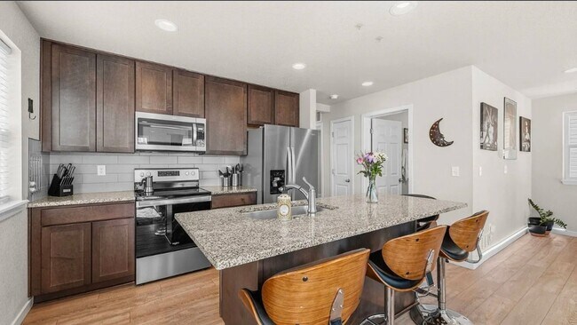 Building Photo - 5872 Thurless Ln