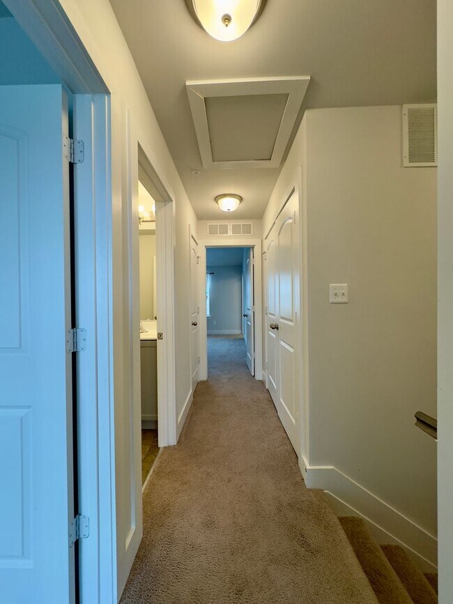 Building Photo - Charming 4 Bedroom/3.5 Bathroom in New WIn...