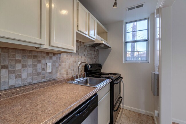 Building Photo - 1733 N Queens Ln