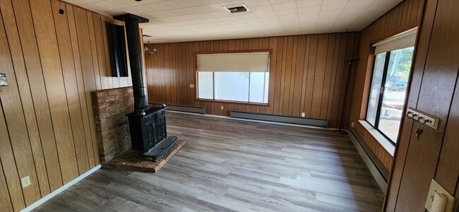 Building Photo - Mountain Chalet Home Available Now!