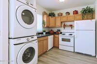 Building Photo - 354 W Delano St