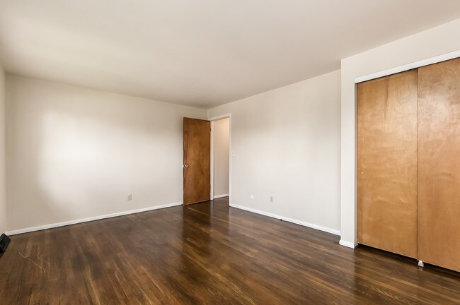 Building Photo - 880 N Meadows Ct