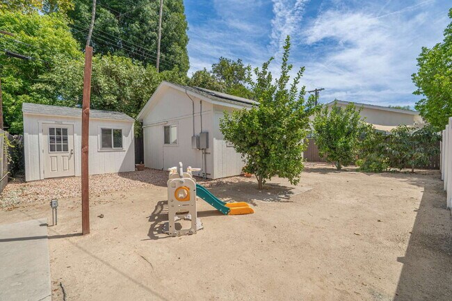Building Photo - Studio ADU – Private Yard & Modern Finishes!