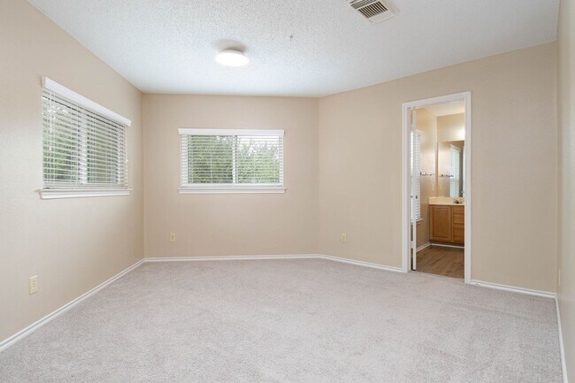 Building Photo - Beautiful 4/3.5 Home Available for Immedia...