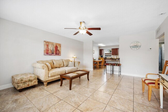 Building Photo - 801 Hummingbird Way