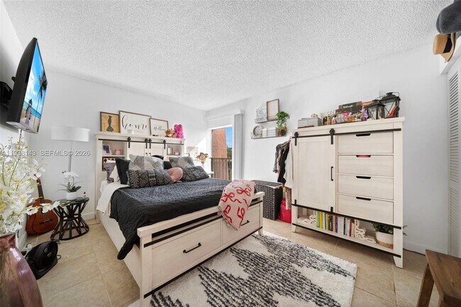 Building Photo - 2150 SW 16th Ave