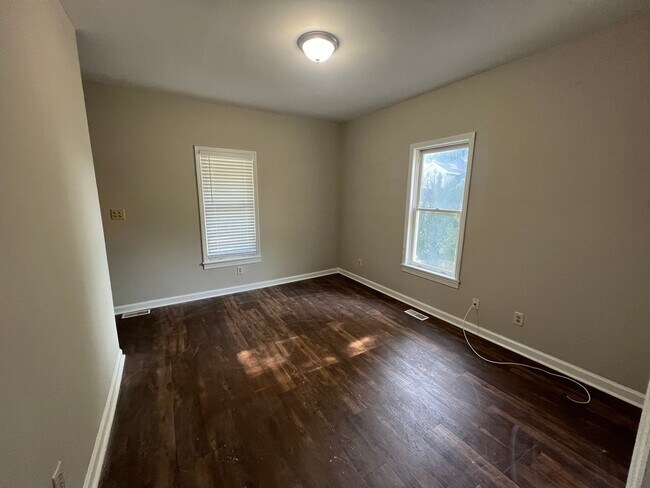 Building Photo - Charming 2-bedroom, 1-bath home on a corne...